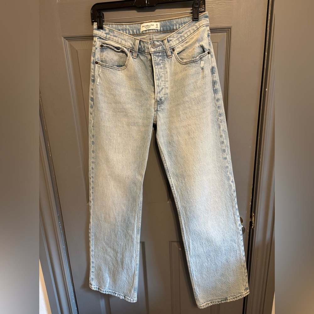 DONATING 8/31 Light Wash Jeans Abercrombie 90s Baggy Low Rise sz 25 fits like 27